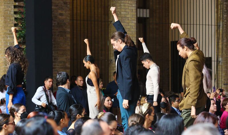 Durante la presentación se realizó un performance con diferentes estilos de baile.