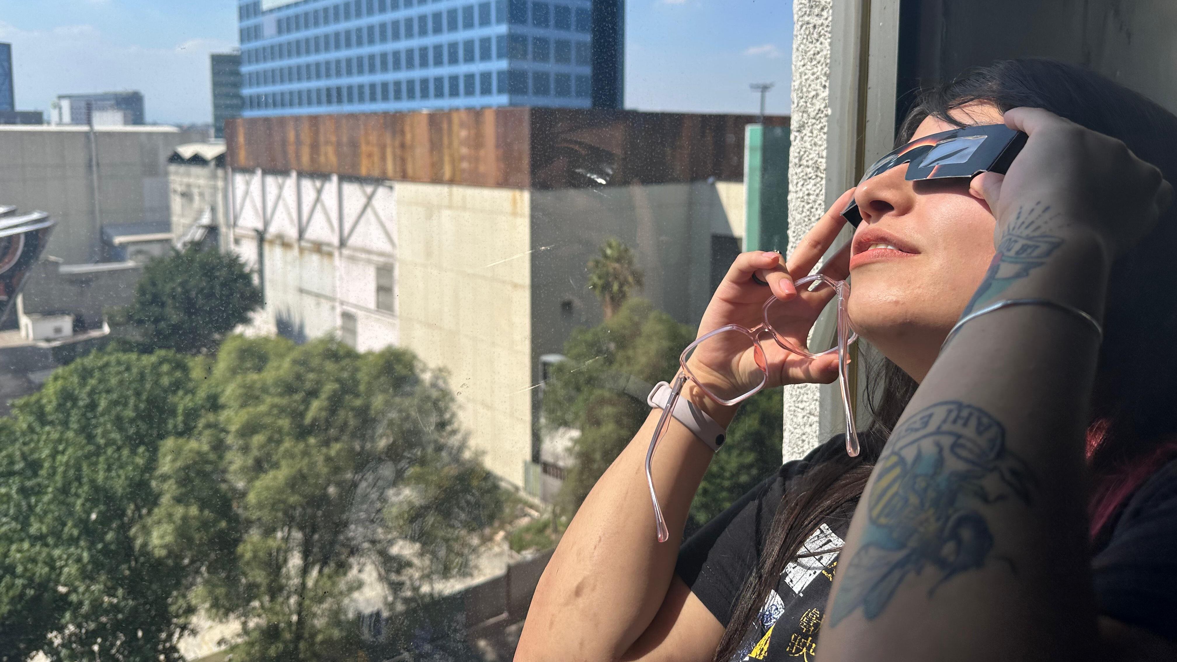 Lentes de sol, placas de Rayos X y otros métodos como los CD´s son formas peligrosas de apreciar el eclipse solar.