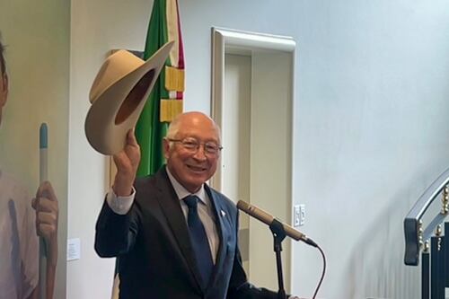Ken Salazar se despide como embajador: ninguna administración pudo contener la migración