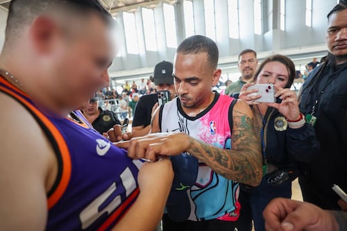 Ozuna debuta como jugador de baloncesto en Puerto Rico