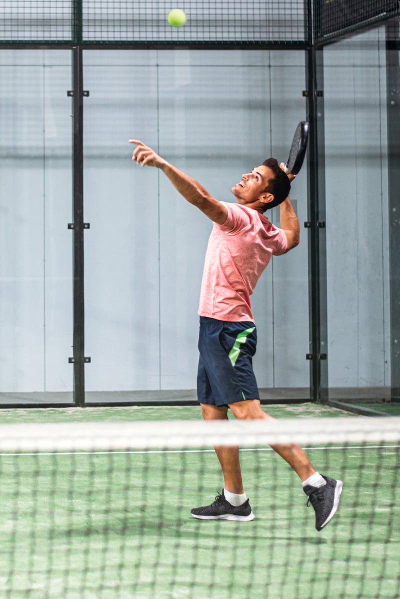 El pádel, un deporte que combina elementos del tenis y del squash, tiene sus raíces en México. Foto: Freepik.