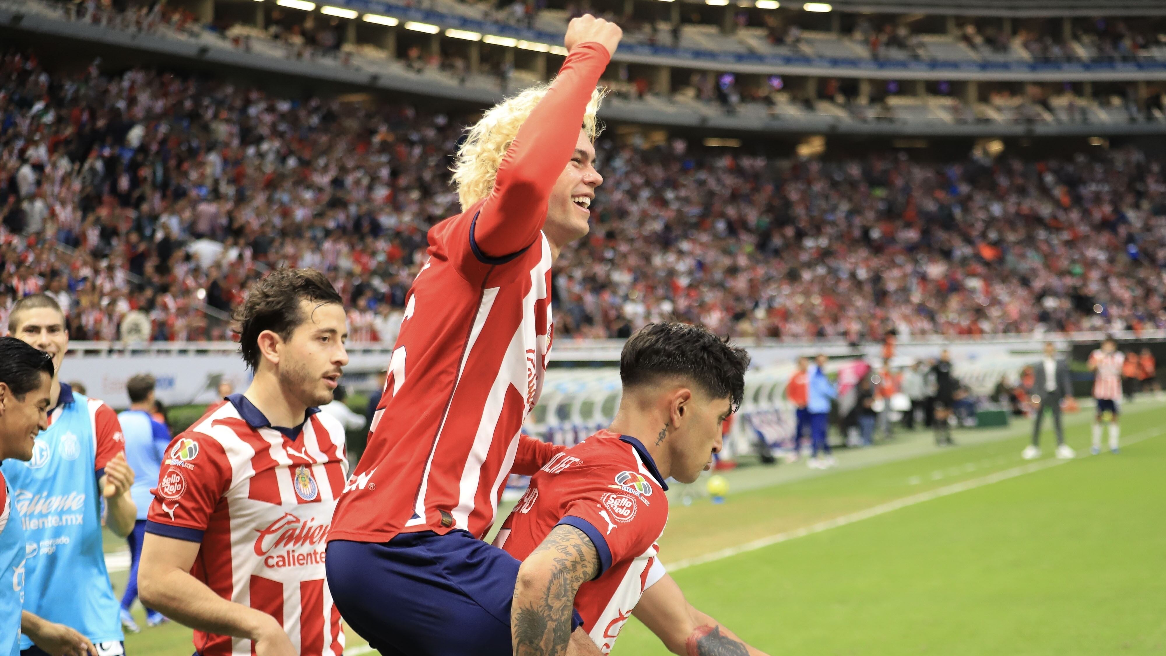 Cade Cowell y Víctor Guzmán regalaron un épico festejo a la afición de Chivas.