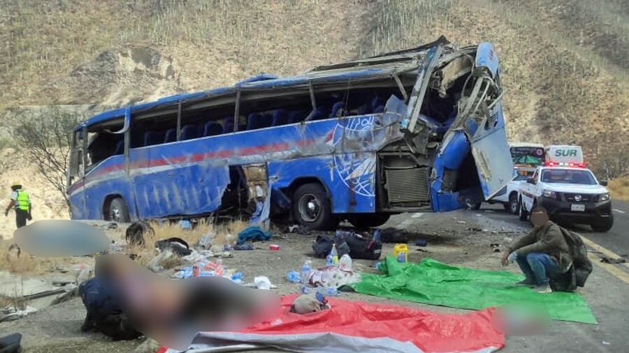 Aumentan a 13 migrantes muertos por un accidente de autobús en México