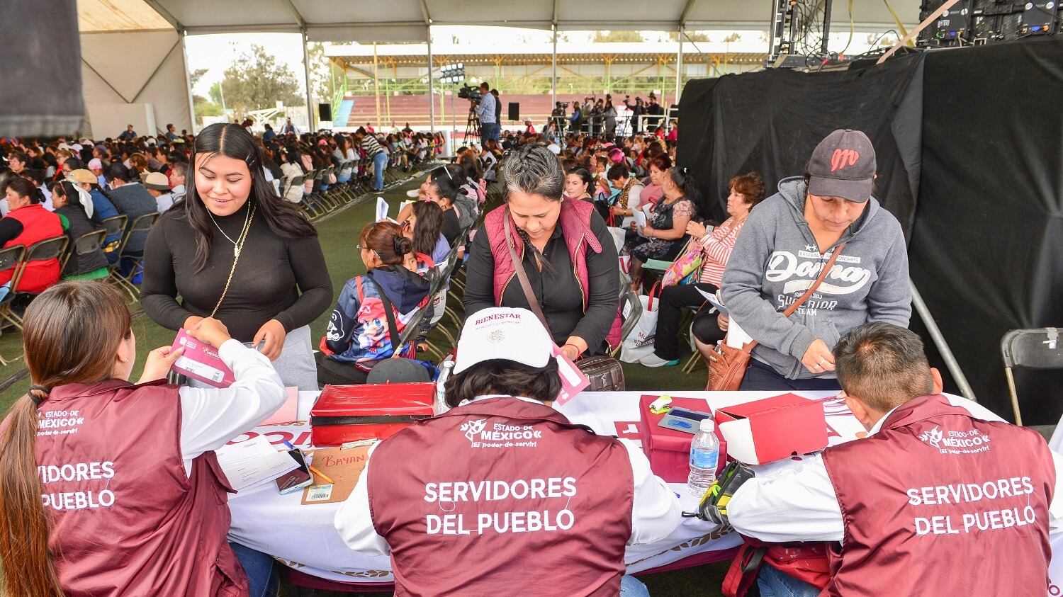 Delfina Gómez entrega Tarjeta Mujeres con Bienestar para combatir vulnerabilidad