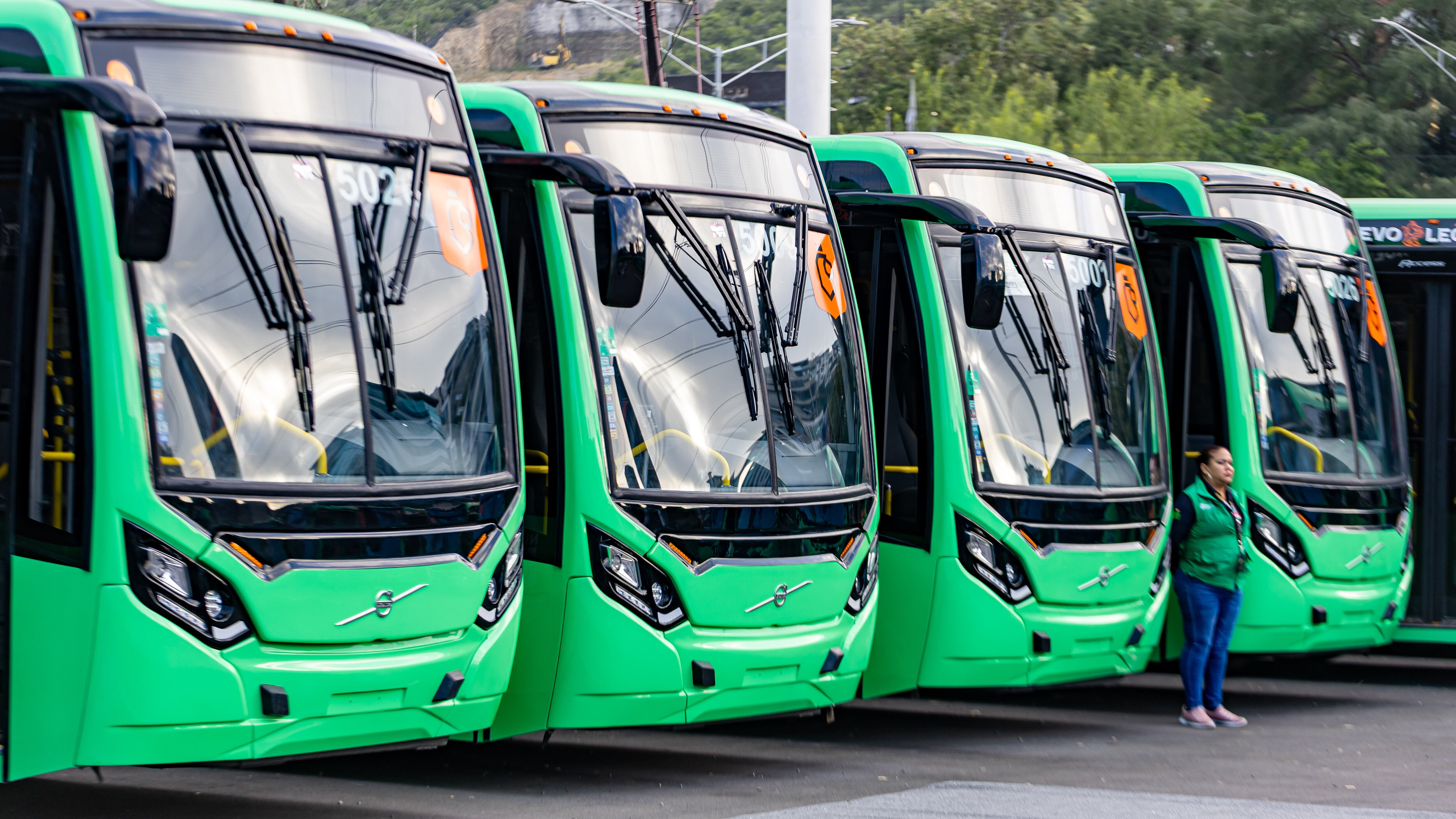 Los camiones son antideslizamiento, con suspensión monitoreada electrónicamente, es suspensión neumática que regula la altura del vehículo.