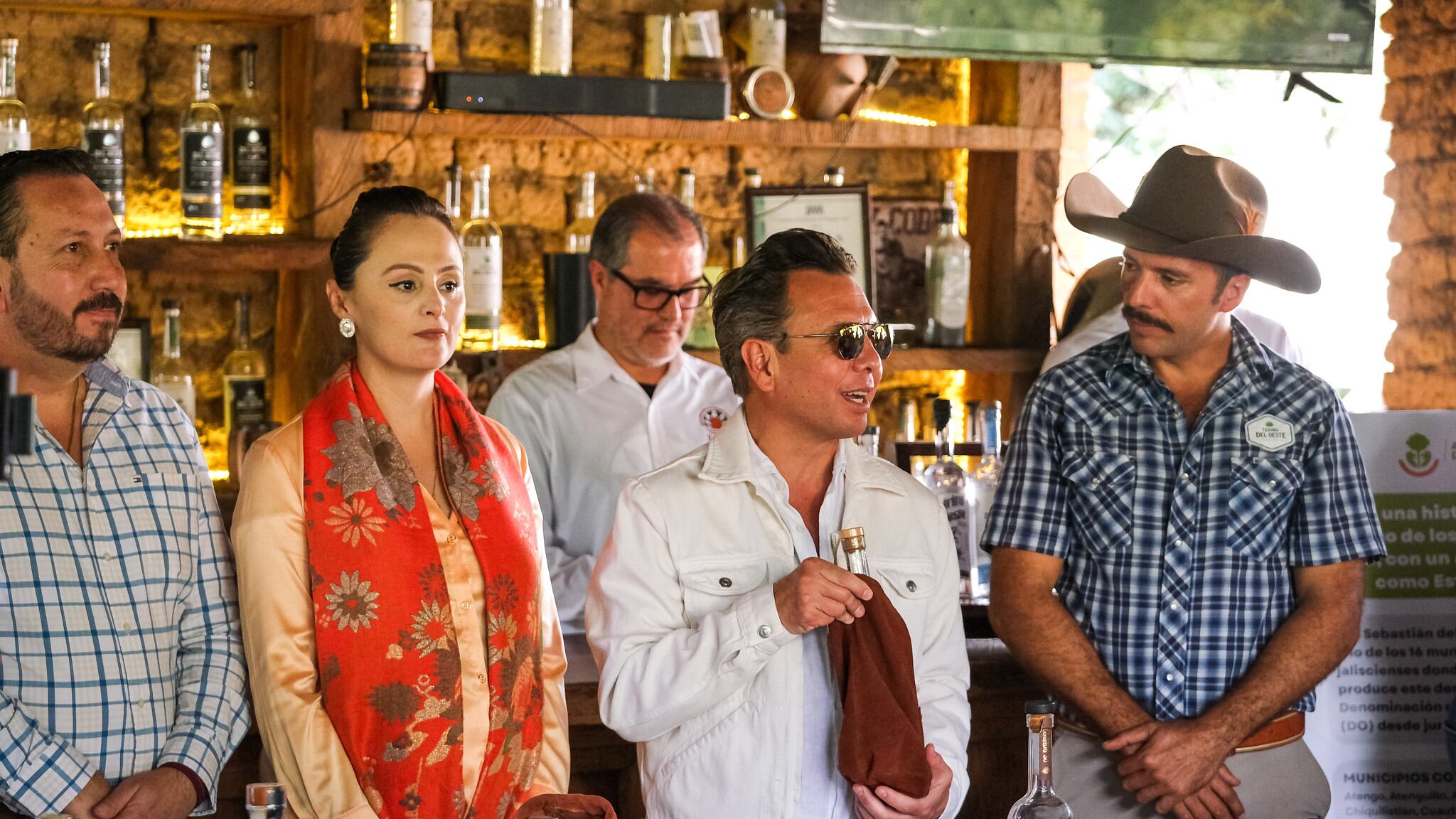 Como parte de su gira en San Sebastián del Oeste el gobernador de Jalisco Pablo Lemus se reunió con empresarios que producen Raicilla Artesanal con los que llegó a múltiples acuerdos.