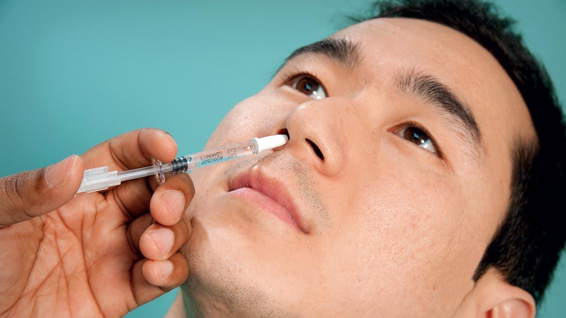 tiene el objetivo de detener al virus desde su entrada, disminuyendo la posibilidad de que se aloje en vías respiratorias inferiores.