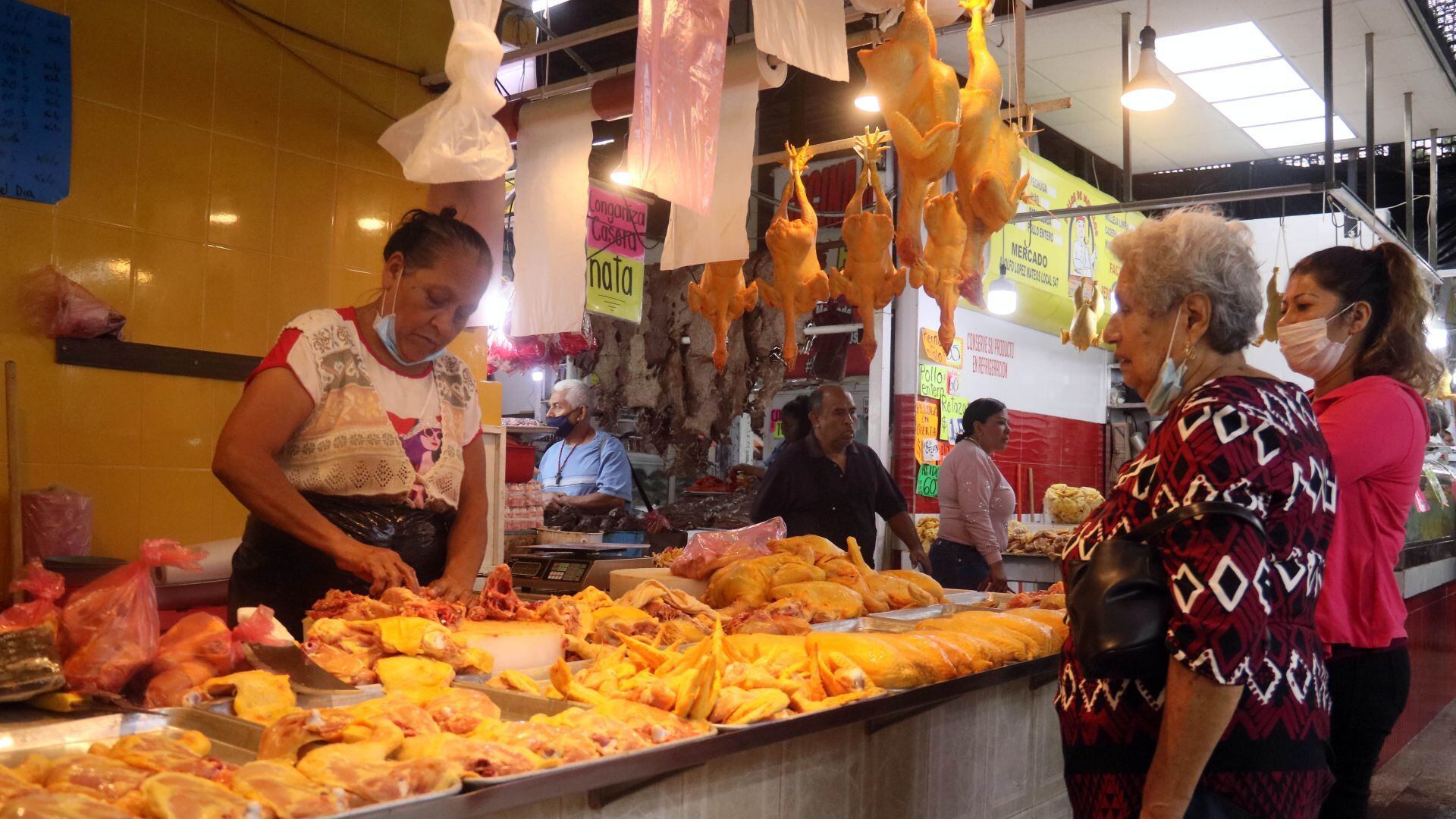 El pollo se coronó como el producto que más se encareció, con alza de 198%; mientras que el costo del chile jalapeño, huevo, manzana y papa aumentó entre 92% y 132%.
