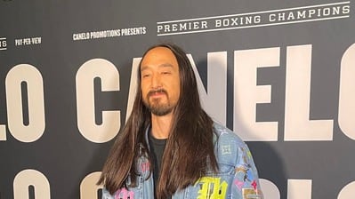 Steve Aoki y distintas figuras del mundo del espectáculo están presentes en el combate del Canelo.