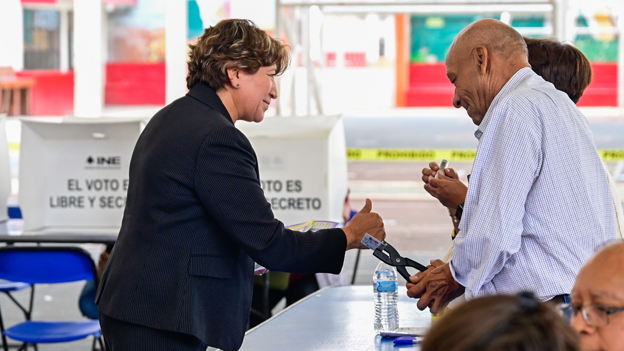 Delfina Gómez y Horacio Duarte emiten su voto en Texcoco