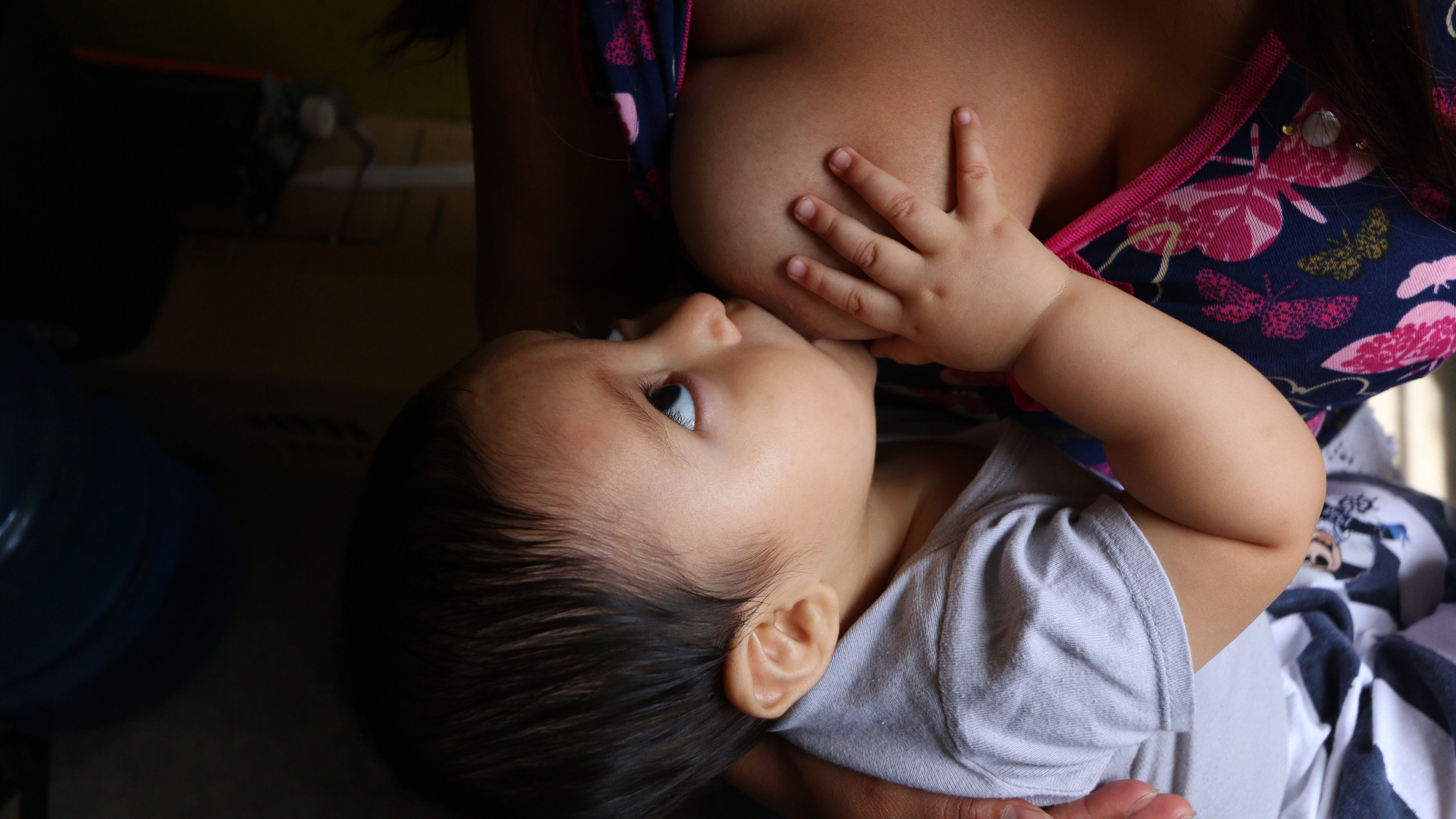 Prohibición de amamantar en espacios públicos es discriminación; por ley buscan eliminar esta restricción.