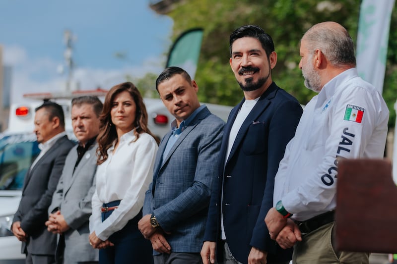 Verónica Delgadillo entregó las llaves de las nuevas ambulancias a personal paramédico. CORTESÍA
