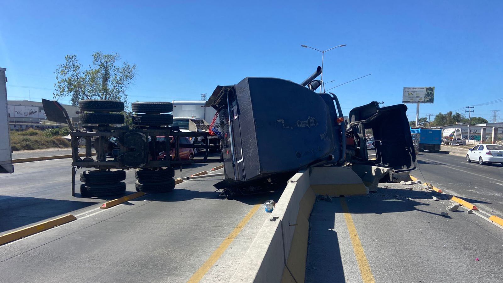 Solamente el conductor del tráiler resultó lesionado en este percance.