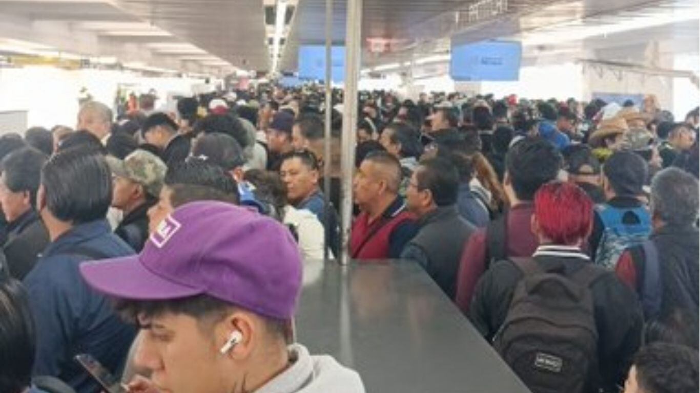 Metro CDMX arranca el fin de semana con fallas: cierre de Zócalo y avance lento en varias líneas