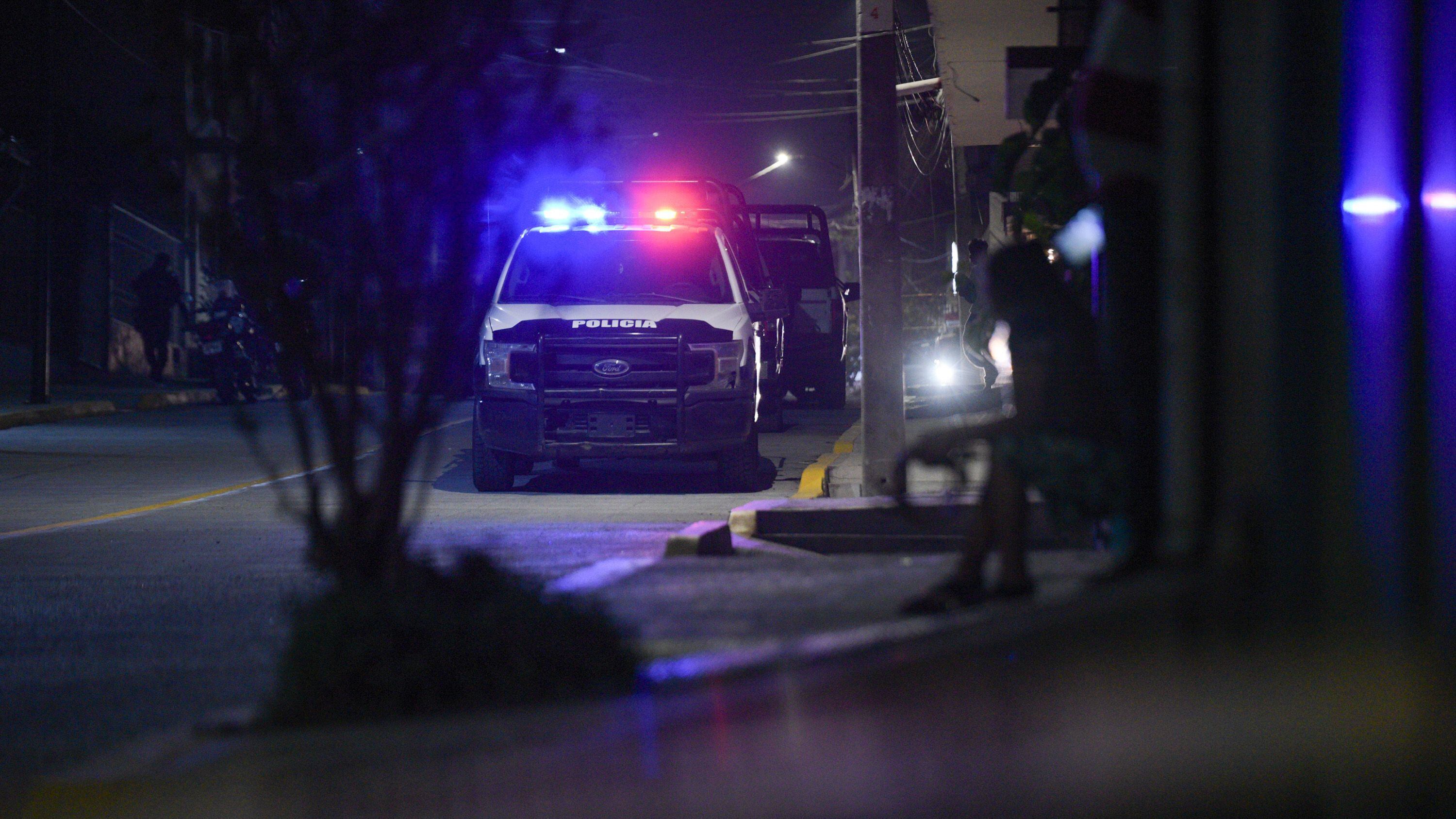 XALAPA, VERACRUZ, 04MARZO2023.- Una persecución y una balacera fue el desenlace tras un reporte de robo en la colonia Monte Magno de la ciudad de Xalapa. Policías persiguieron y dieron alcance a una camioneta donde se trasladaban los presuntos delincuentes, quienes terminaron chocando la unidad en la calle Oriente 7 de la colonia Ferrocarrilera, con saldo de un civil muerto y al menos dos sujetos que intentaron darse a la fuga a pie.
FOTO: YERANIA ROLÓN/CUARTOSCURO.COM