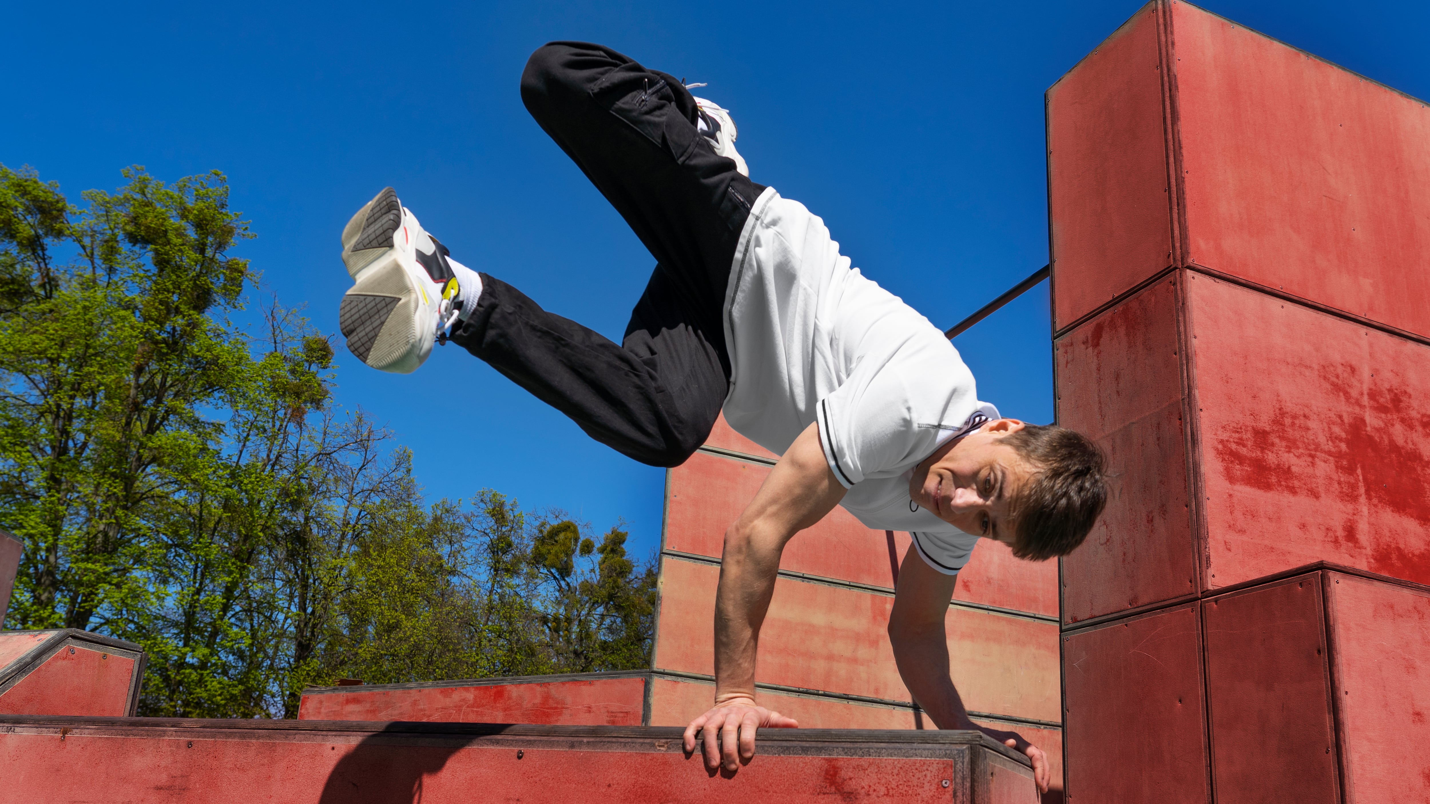 El parkour, cuyo nombre tiene un origen francés (parcours du combattant, o carreras de obstáculos), es una disciplina que se basa en el desplazamiento de un punto a otro de una forma fuera de lo convencional, sometiendo a tu cuerpo a pruebas cuyo elemento base es la espectacularidad. Foto: Magnific.