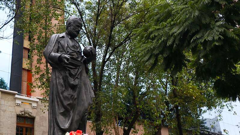 Escultura de Rafael Lucio Nájera en Reforma.