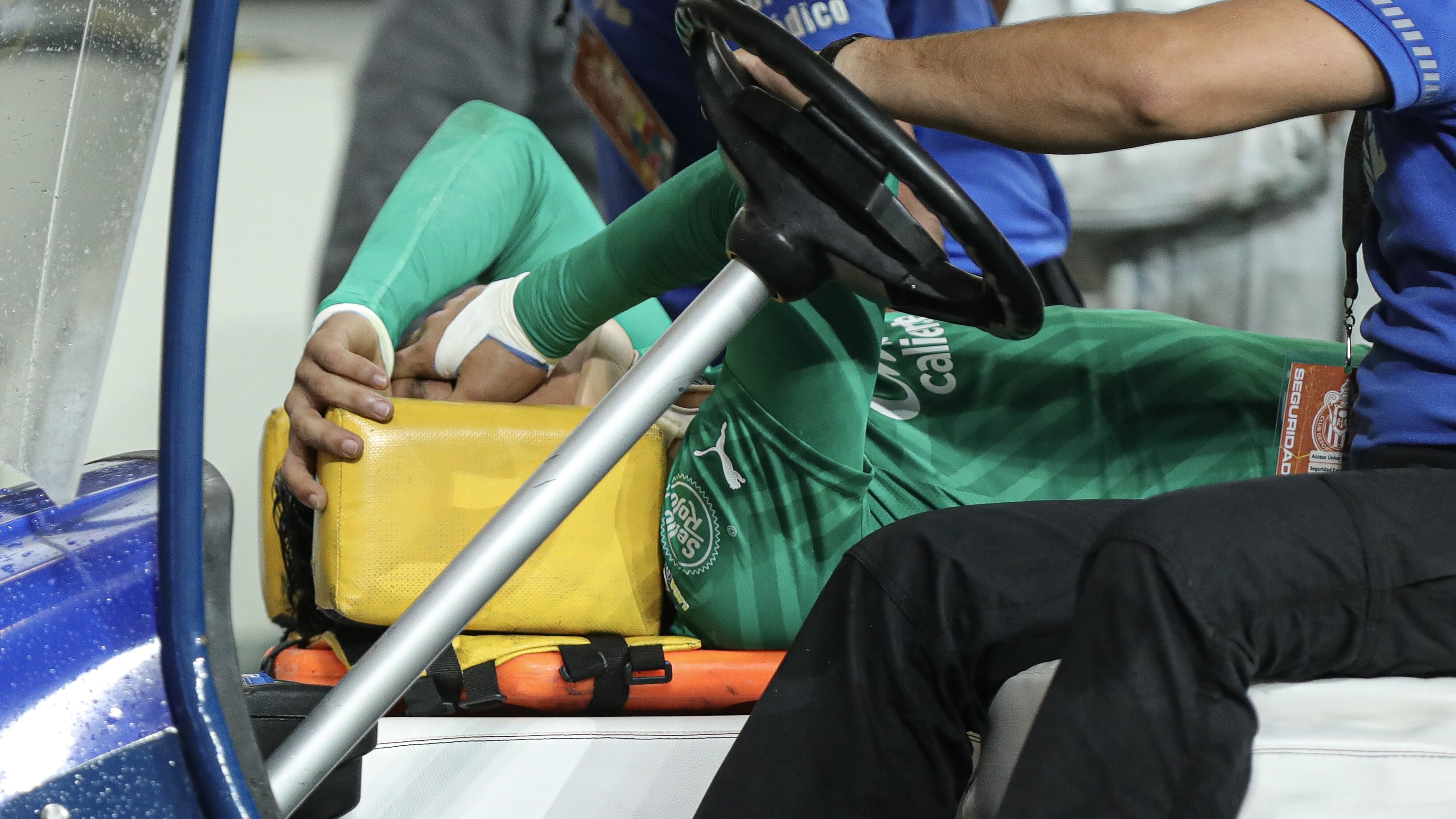 Raúl Rangel salió de cambio en su primer Clásico Tapatío.