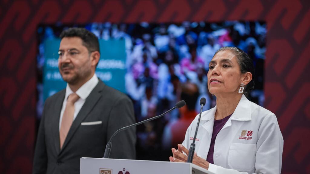 El jefe de Gobierno de la CDMX, Martí Batres, y la titular de la Secretaría de Salud local, Oliva López Arellano.