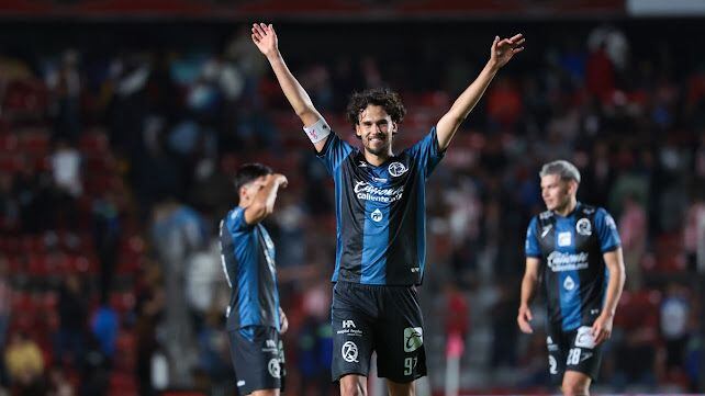 Gallos vence a Chivas y sueña con el Play-In