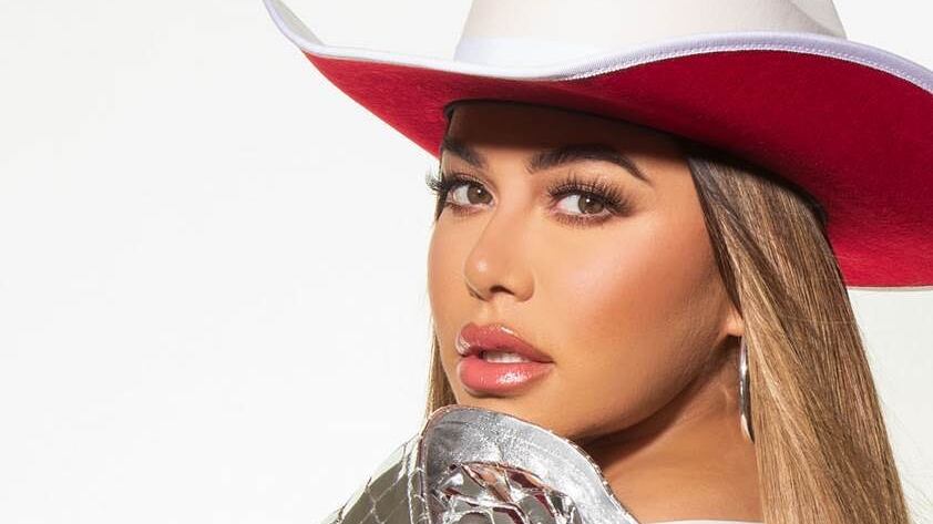 La bella Chiquis llega con el video musical de un nuevo tema que adaptó a su estilo y que le quedó simplemente perfecto.