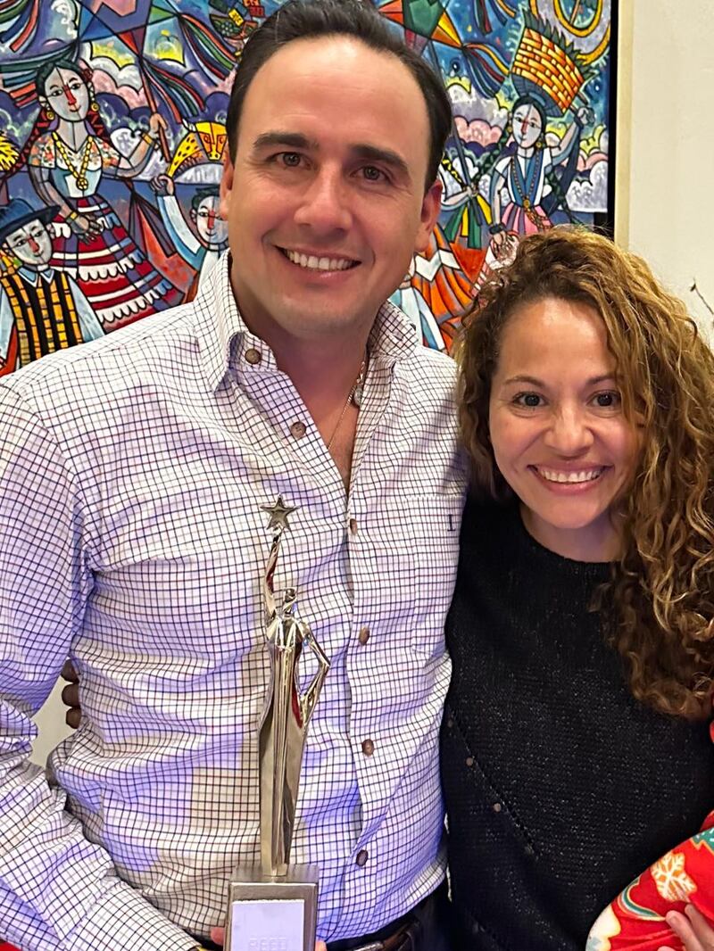 El gobernador de Coahuila, MAnolo Jiménez y Patricia Aguirre, estratega de campaña electoral.