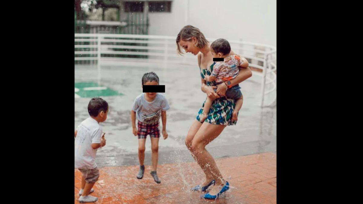 juega junto a niños saltando sobre un charco de agua. (Instagram @marianardzcantu)