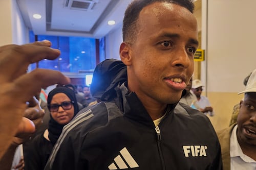 Estados Unidos explica por qué se le negó el acceso al árbitro de la FIFA Omar Artan