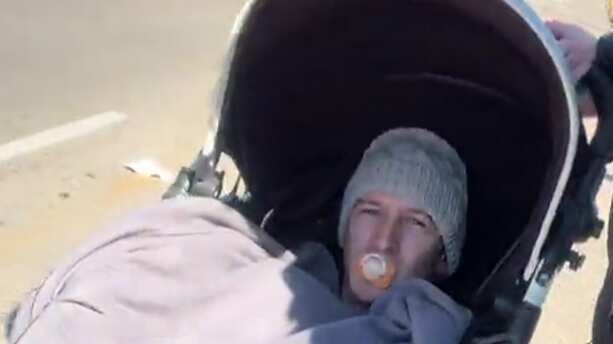 Vistió a su amigo de bebé para pasar gratis en parque de diversiones.