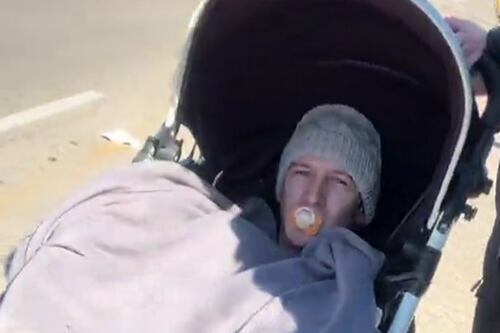 No me va ganar la pobreza: Disfrazó a su amigo de bebé para entrar gratis a parque de diversiones