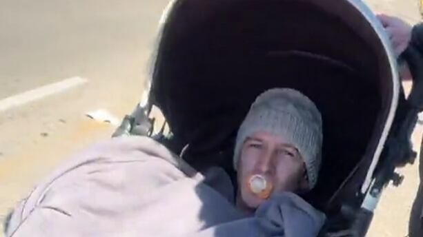 Vistió a su amigo de bebé para pasar gratis en parque de diversiones.