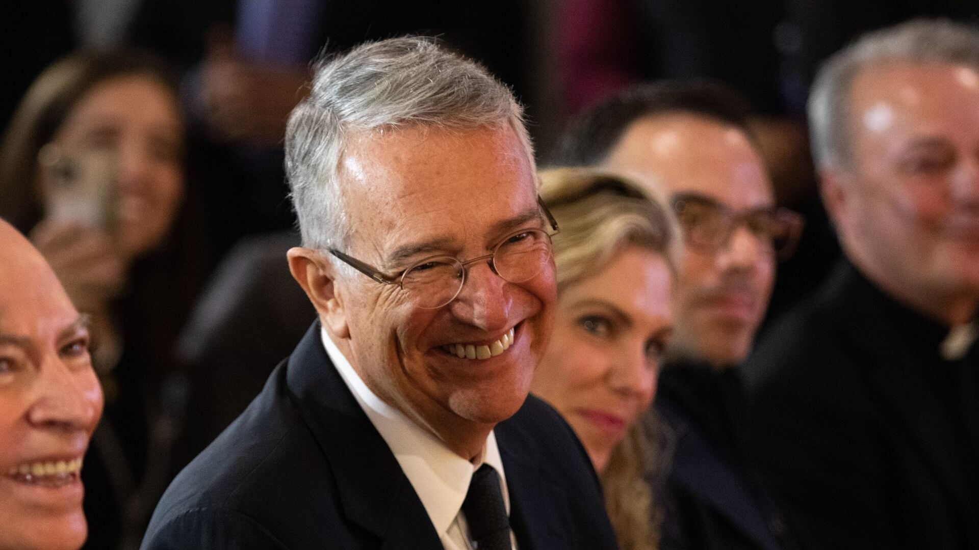 TV Azteca libra solicitud de bancarrota en Estados Unidos