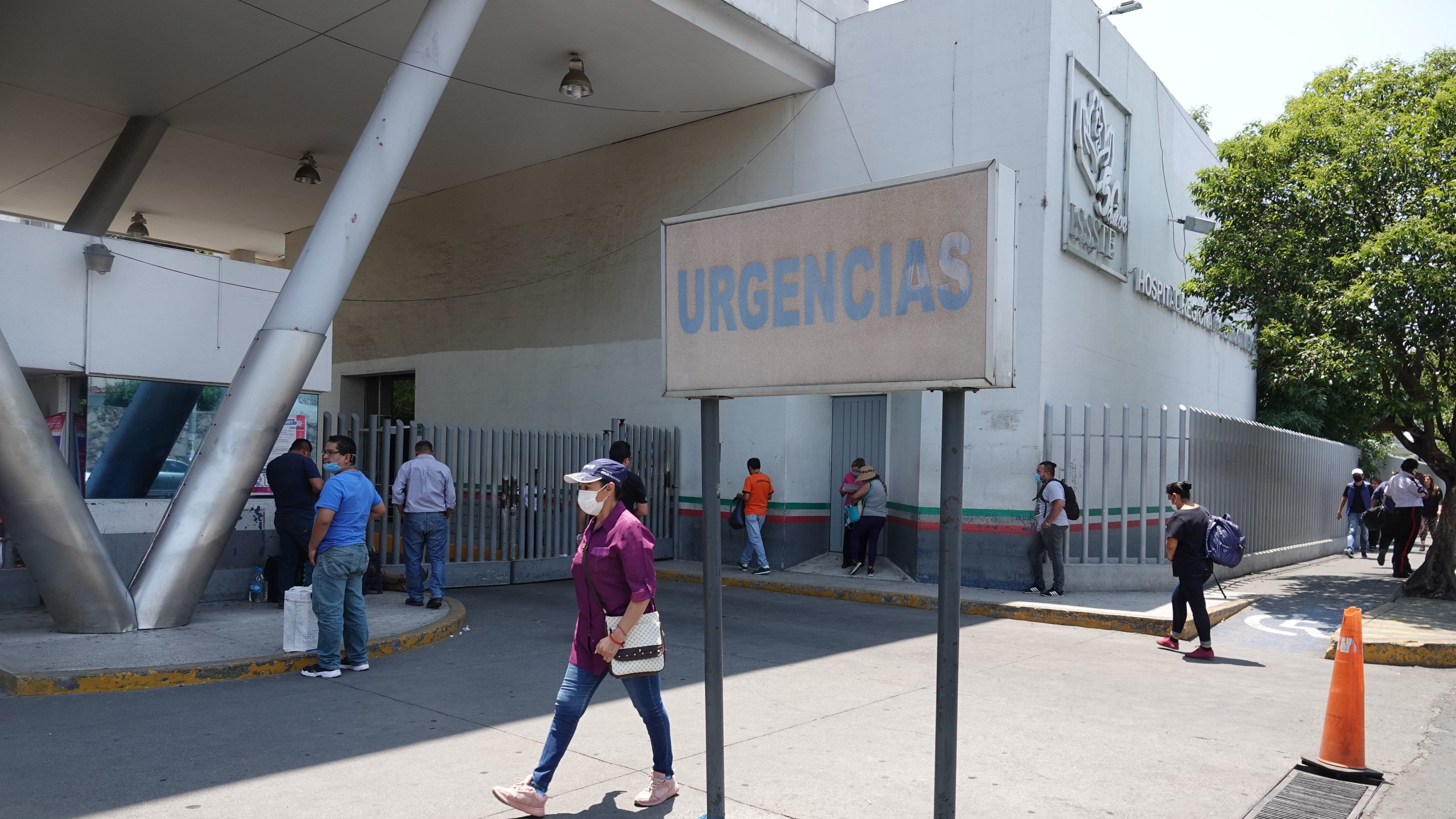 CIUDAD DE MÉXICO, 13ABRIL2020.- Personal médico del Hospital 1 de Octubre del iSSSTE se manifestaron afuera del nosocomio para pedir el equipo necesario para atender a las personas infectadas de Covid-19, y es que dicen que ellos no quieren ser mártires, reiteraron su llamado a las autoridades sanitarias que su vocación es servir, pero que también les preocupa la integridad de sus familias.
FOTO: MOISÉS PABLO/CUARTOSCURO.COM