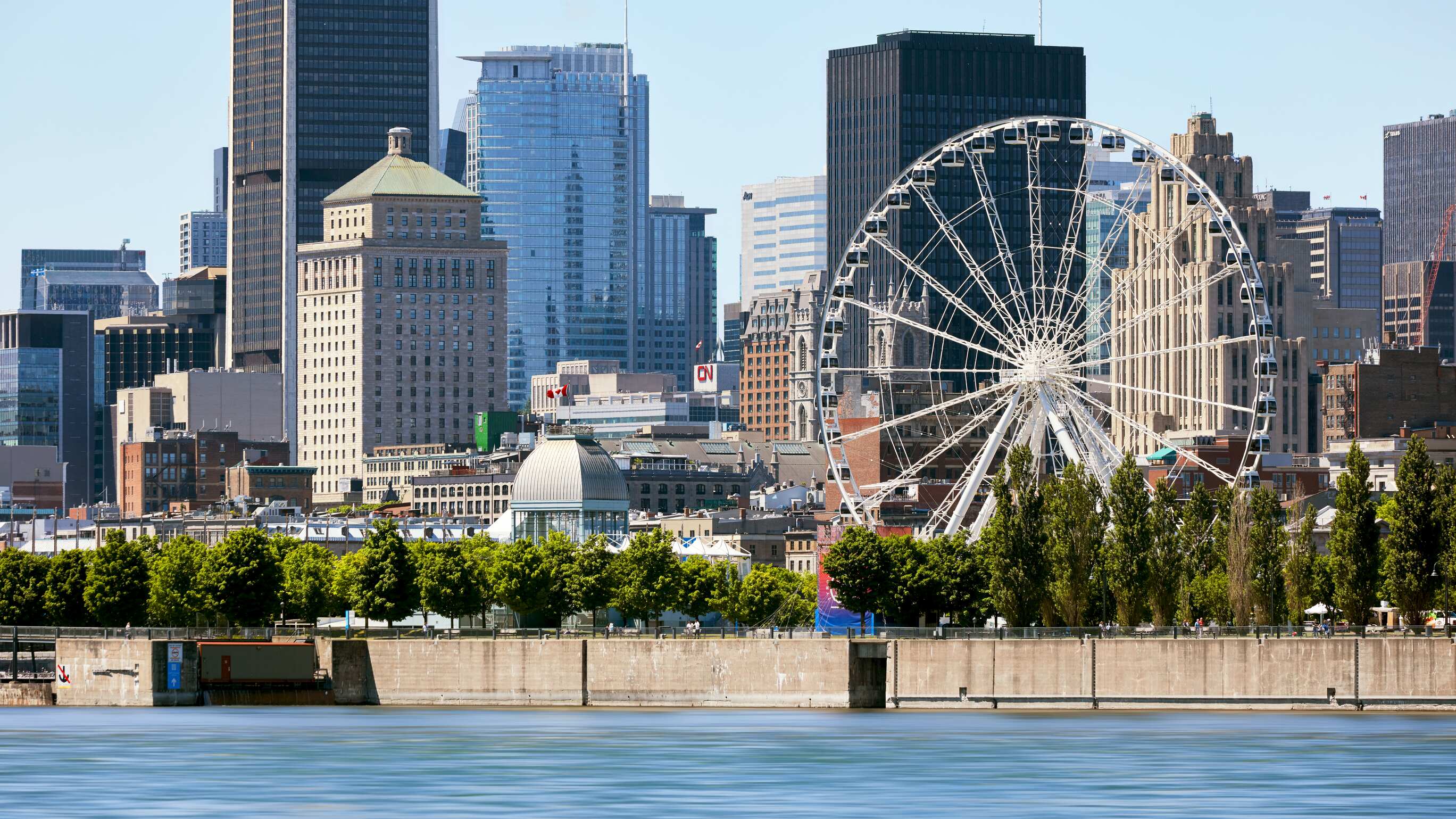 Descubre la esencia polifacética de Montreal, una ciudad que se define como un vibrante crisol cultural fusionando la elegancia francesa, la vitalidad inglesa y las ricas tradiciones de quienes la han adoptado como su hogar