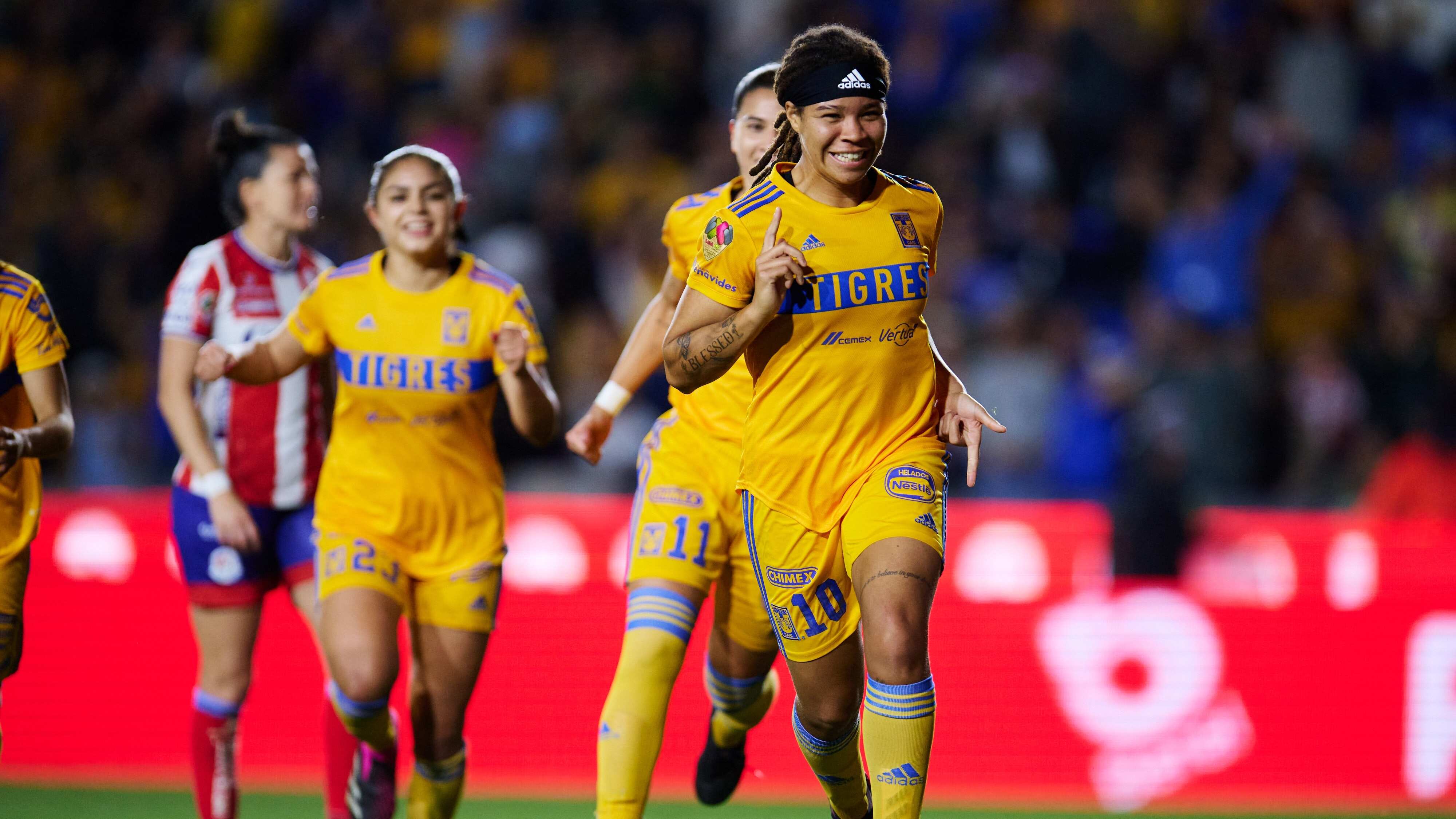 Mia Fishel celebra en el triunfo de las Amazonas