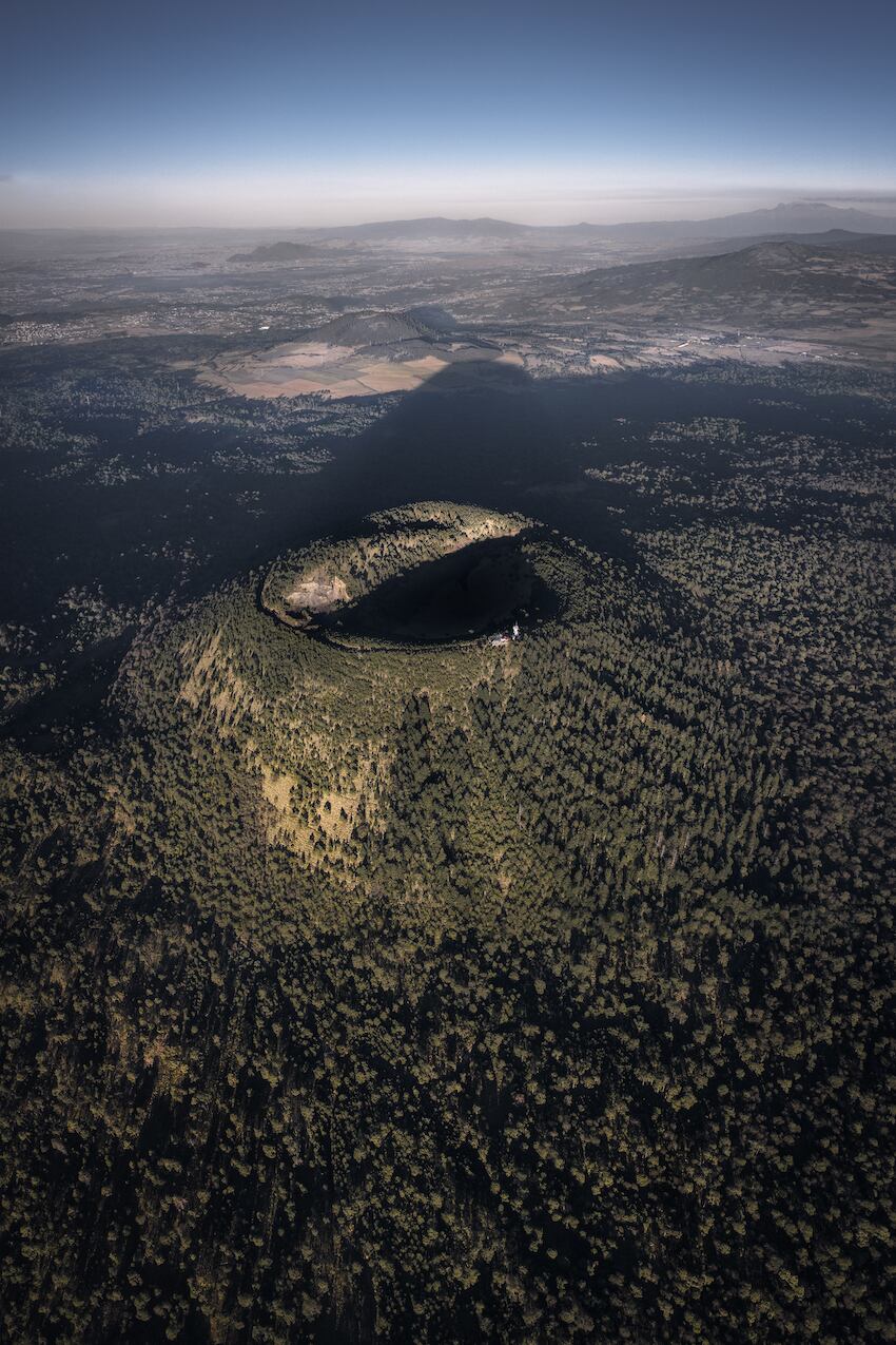 La exposición “Patrimonio. Agua y Fuego” de Santiago Arau muestra a la CDMX a través de imágenes que mezclan paisaje, memoria e identidad.