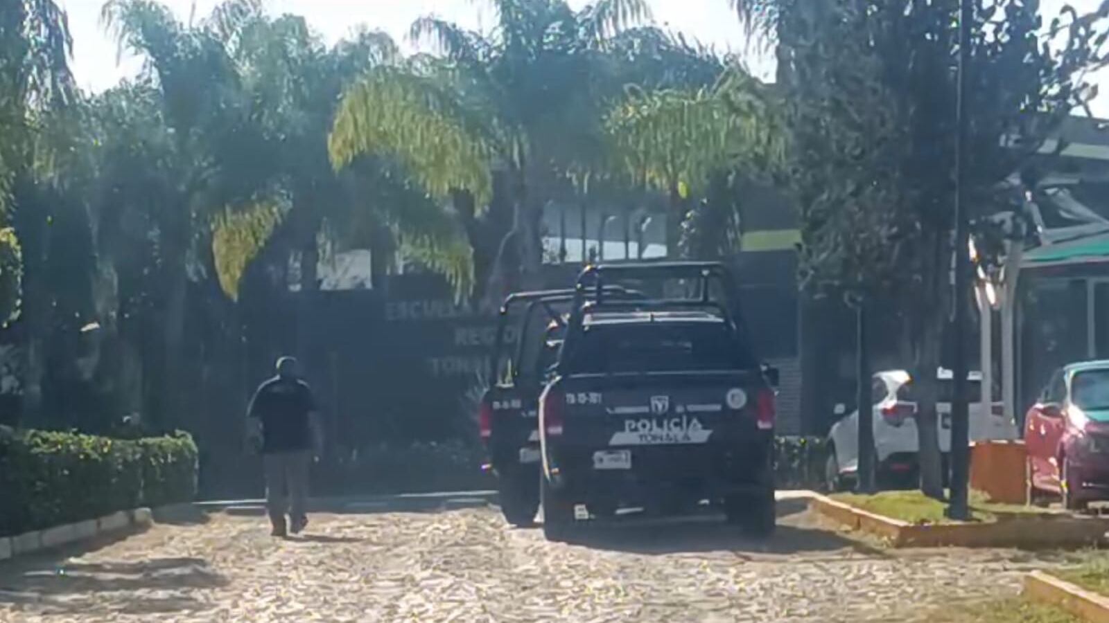 Las primeras horas de este lunes cuando recién comenzó clases un profesor falleció sorpresivamente en la Preparatoria Tonalá Norte de la Universidad de Guadalajara en la colonia Basilio Vadillo.