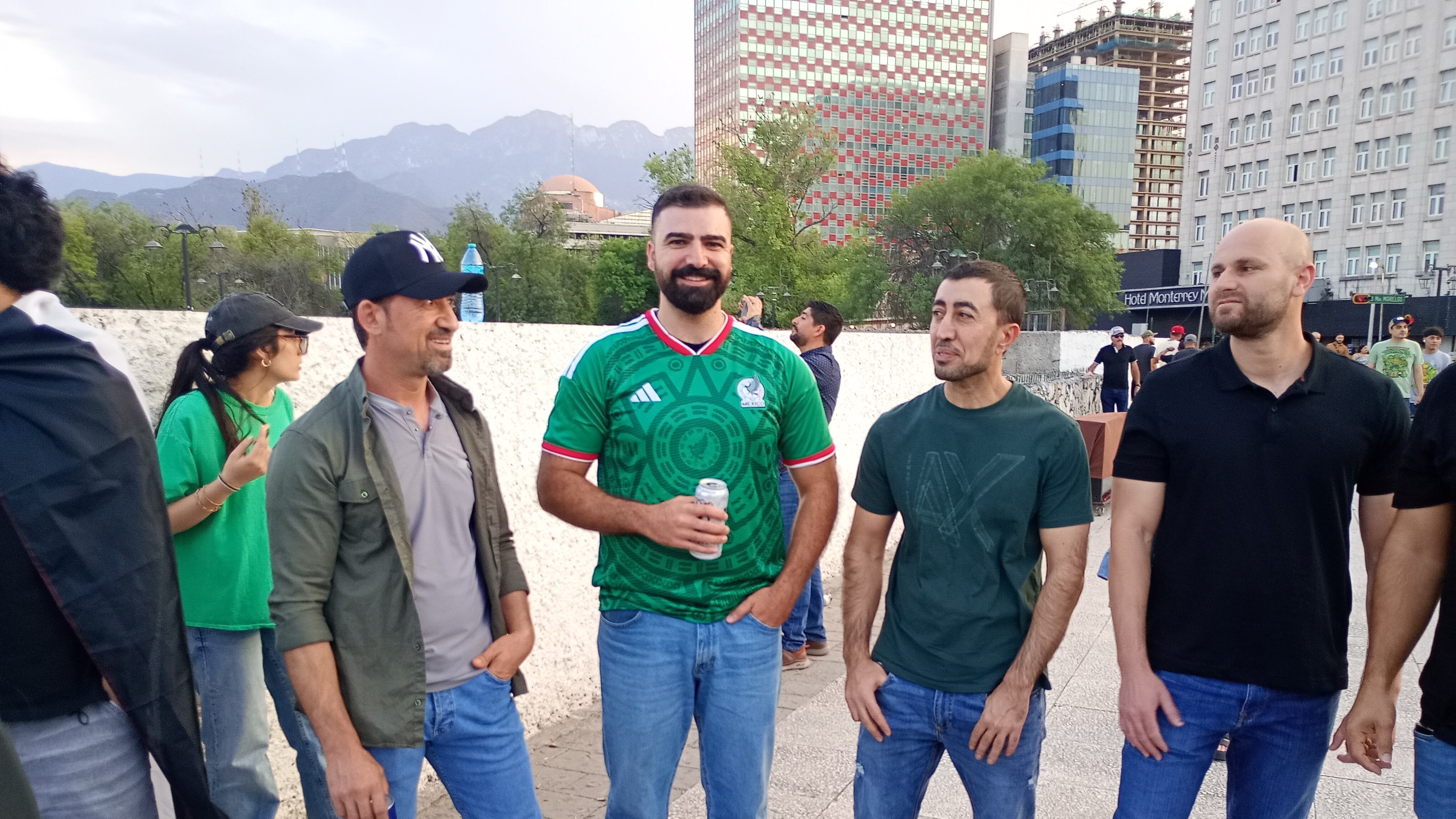 Un aficionado que viajó desde Texas portó el jersey de la Selección Mexicana de Fútbol.