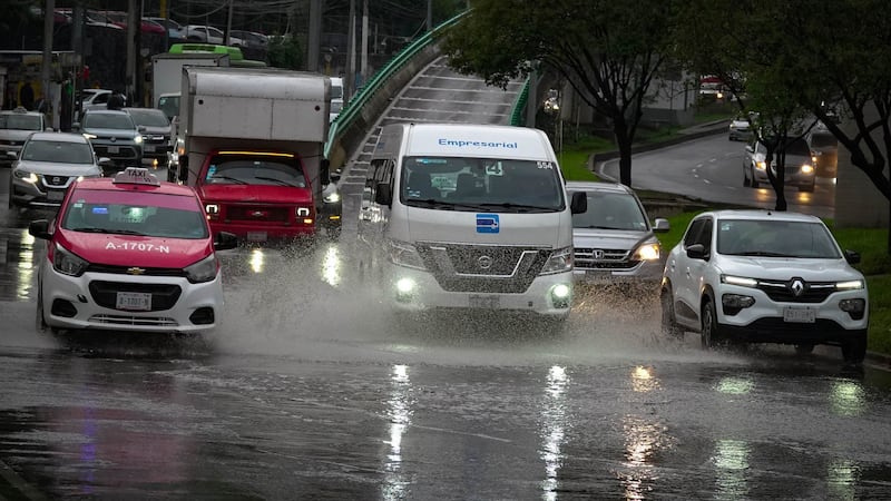 Tormenta nocturna golpea la CDMX este martes: encharcamientos y transporte afectado