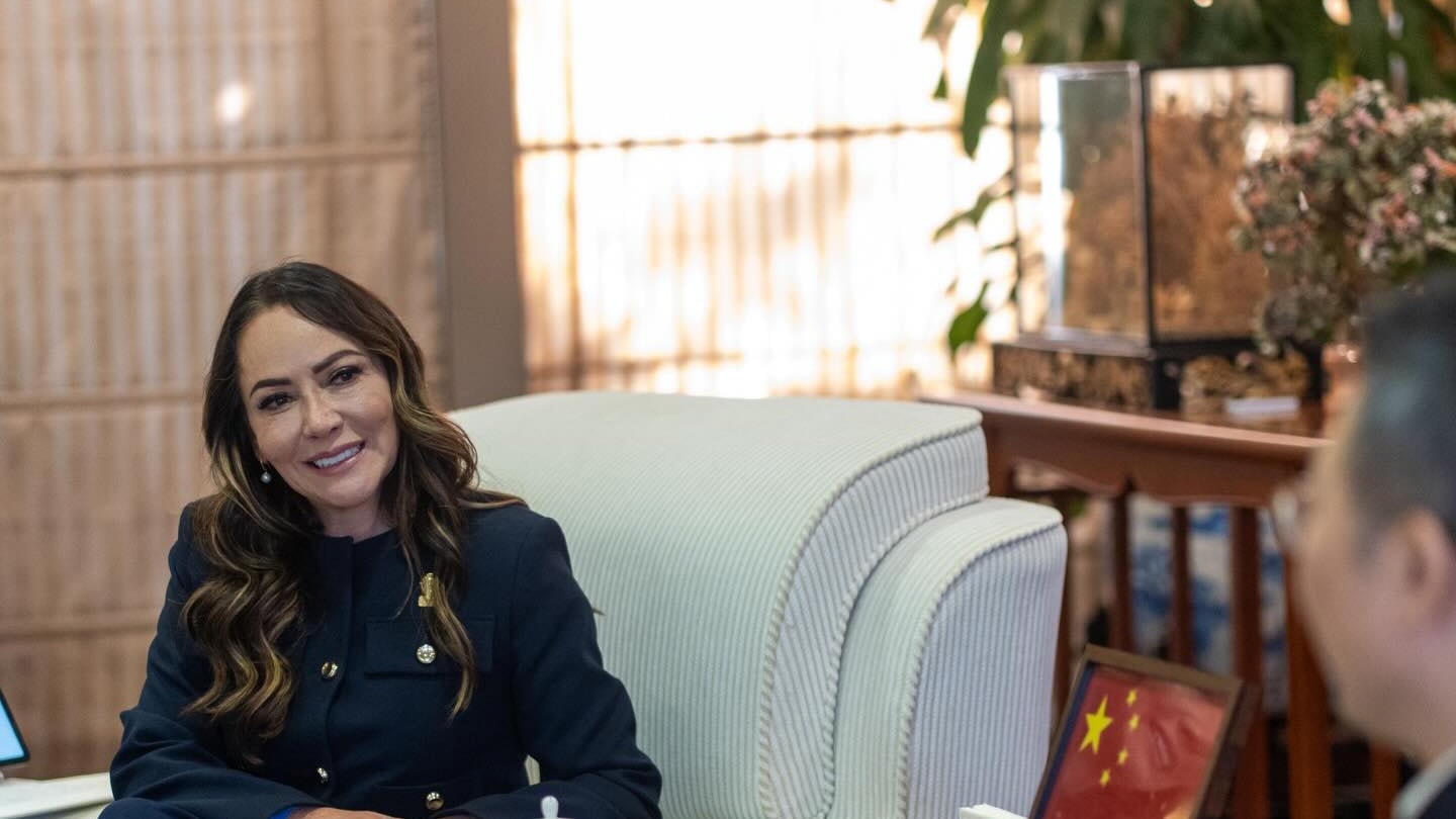 En noviembre de 2025, Smith se reunión en la embajada de China en México con el embajador.