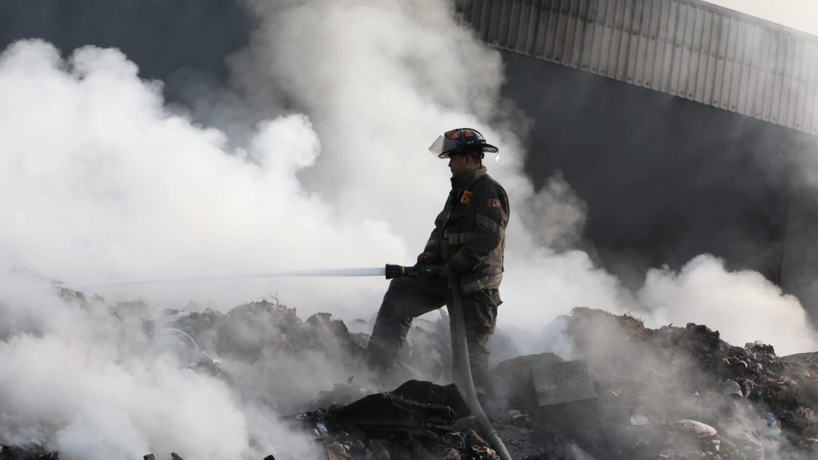 Diferentes corporaciones participaron para apagar el fuego que comenzó en la madrugada.