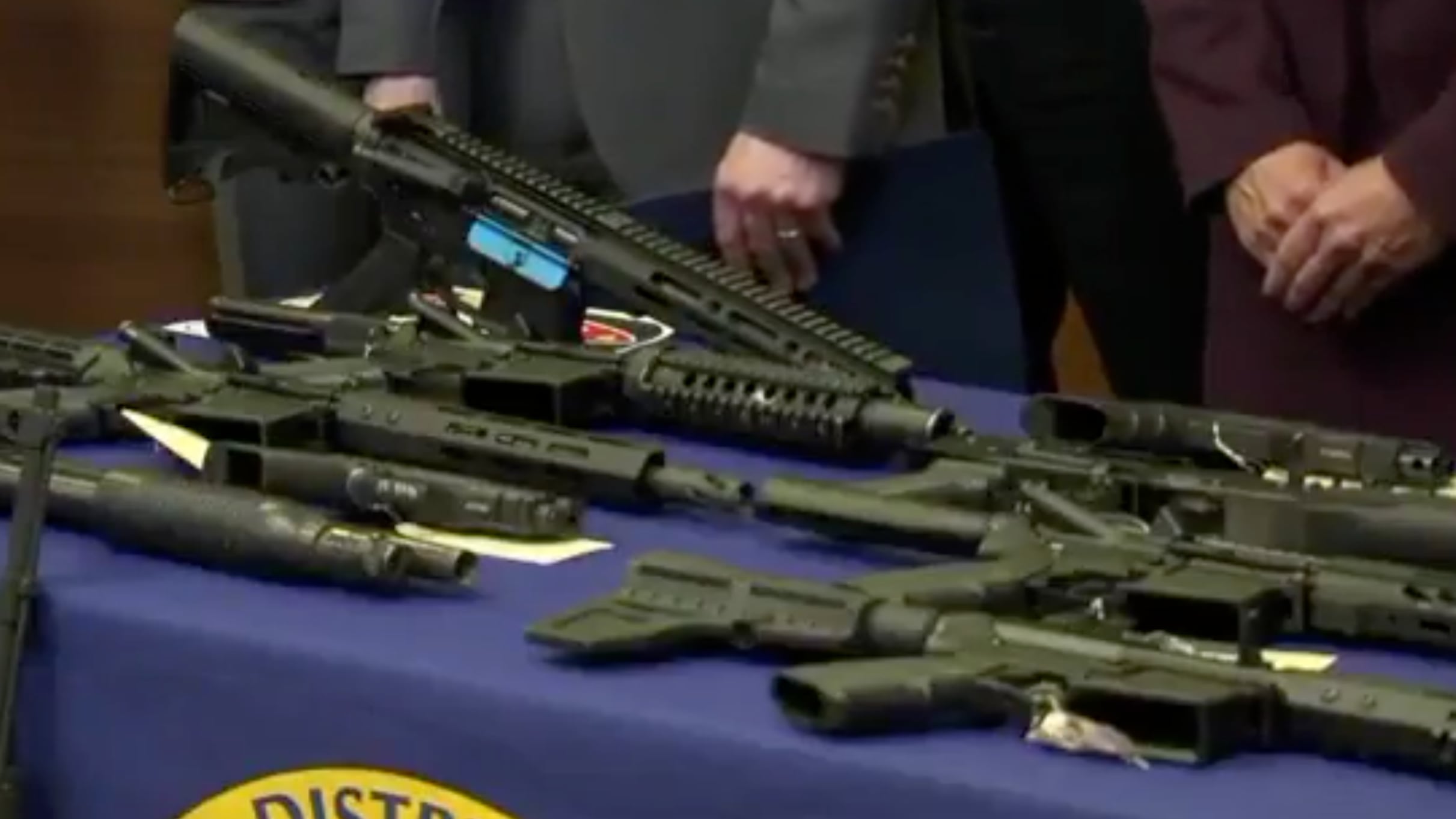 FBI detiene al menos a 30 miembros de la red