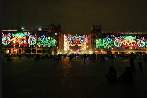 Encienden alumbrado navideño 2025 en el Zócalo CDMX; estará hasta enero