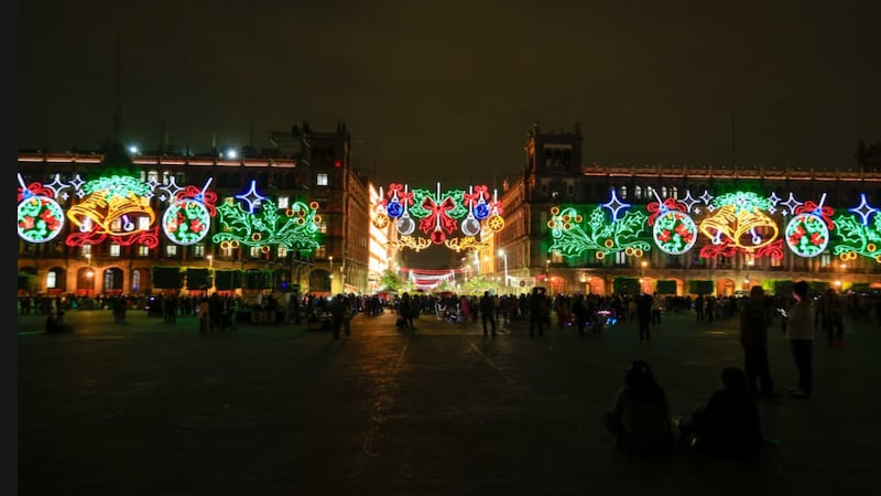 Encienden alumbrado navideño 2025 en el Zócalo CDMX; estará hasta enero