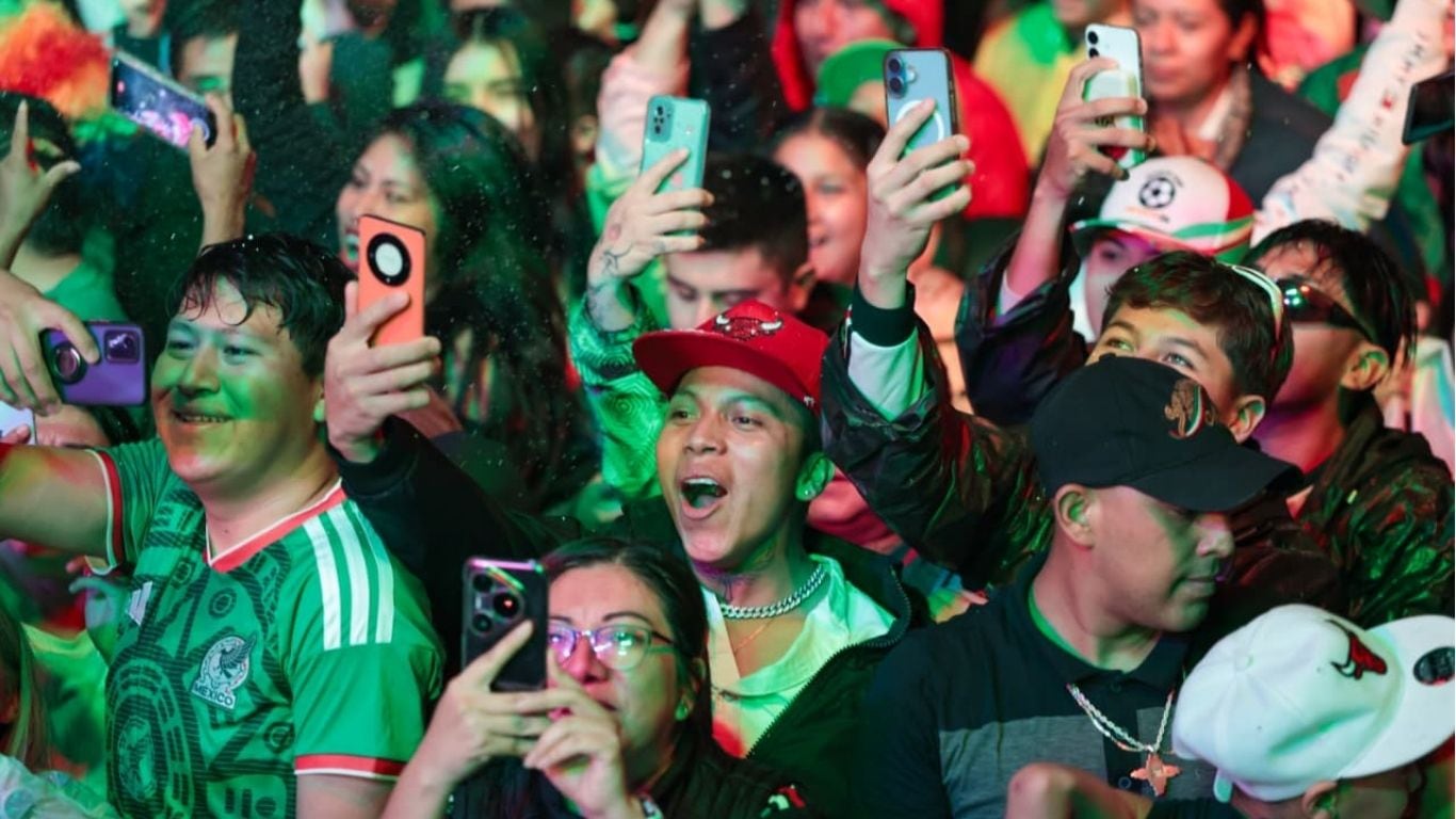 Aficionados celebran triunfo de México