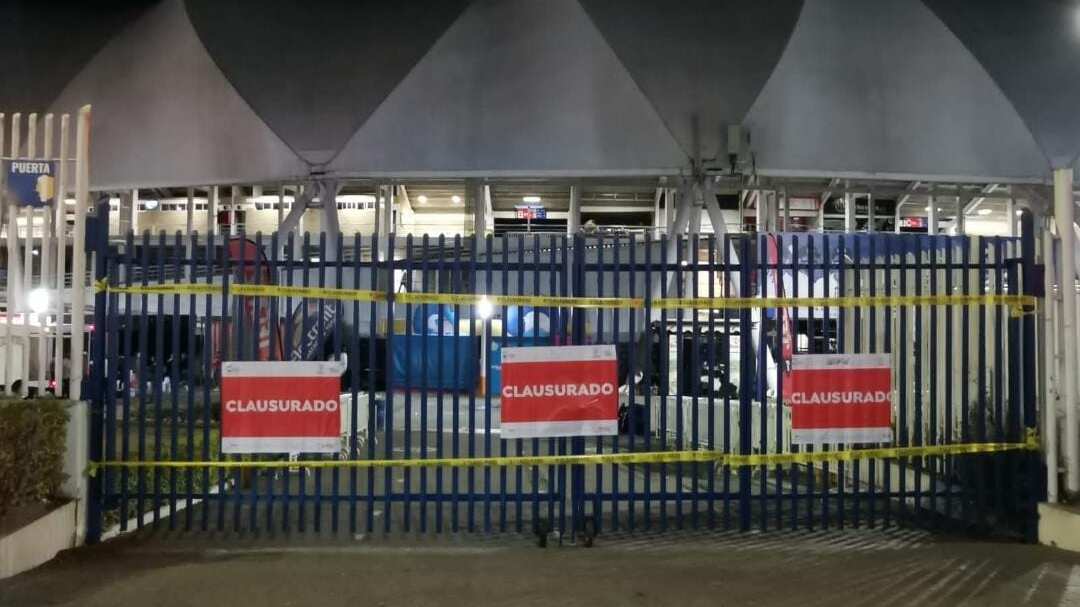 La autoridad procedió a la clausura hasta que acabó el partido de la final contra los Tomateros.