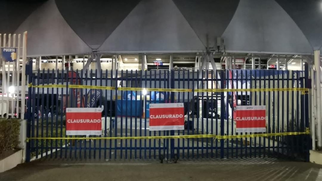 La autoridad procedió a la clausura hasta que acabó el partido de la final contra los Tomateros.