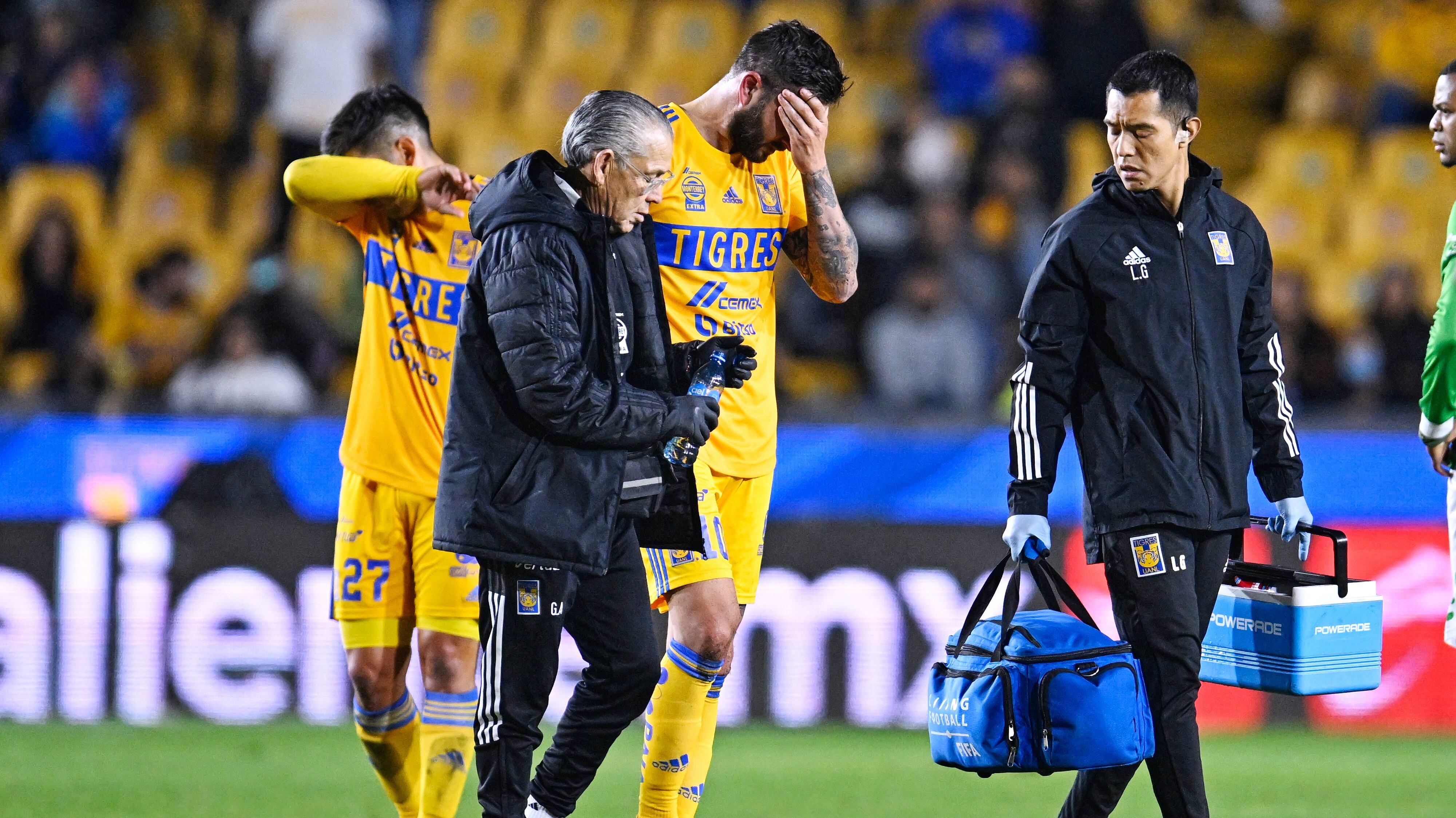 André Pierre Gignac sufrió un fuerte golpe en el duelo contra Santos