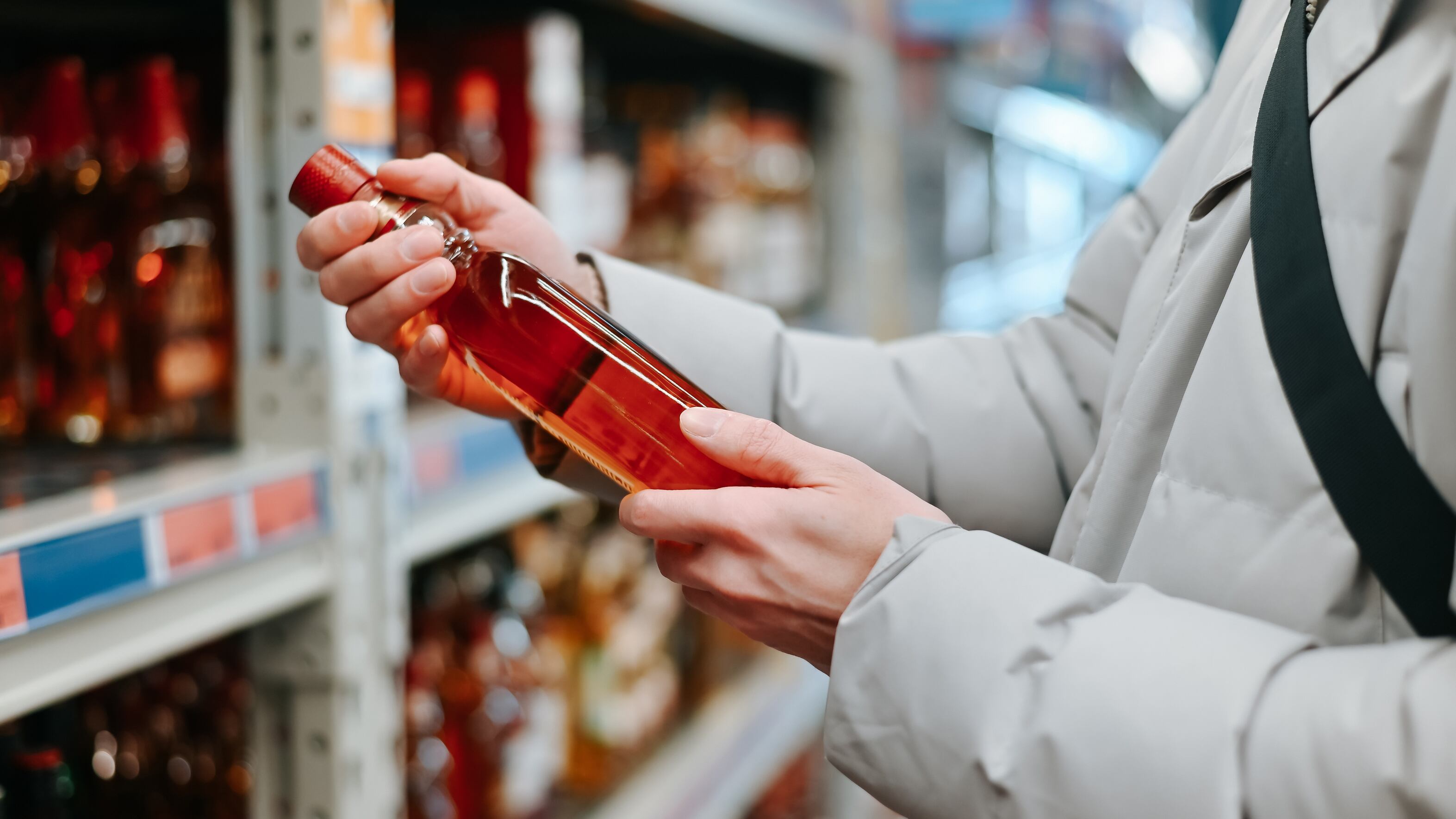 Imagen de un anaquel con bebidas alcohólicas