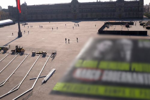 La gigantesca lona contra Rocha Moya que apareció en el Zócalo; este era el mensaje